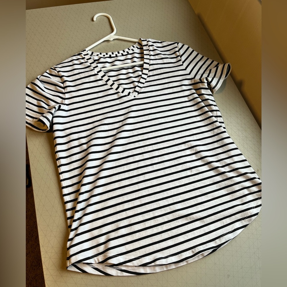 Lululemon Love V-Neck T-Shirt size 6